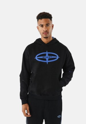 Sudadera con capucha negra y logo "PXP" azul con un acento en la manga. Hecha de una tela suave, cuenta con un bolsillo frontal tipo canguro y puños acanalados.