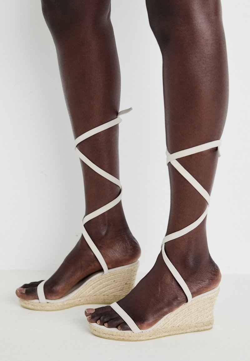 ALOHAS Sandalen met sleehak beige ALOHAS Sandalen met sleehak beige