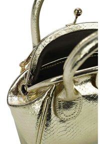 Metallieke gouden handtas met een gestructureerde afwerking, voorzien van een ritssluiting, afgeronde handvatten en een donkere binnenvoering.