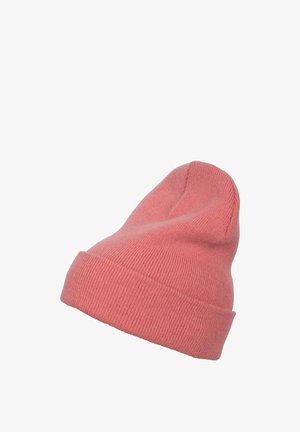 Gorro de punto rosa con un borde doblado, que presenta un patrón texturizado. El diseño es suave y se ajusta bien, ideal para el uso informal.