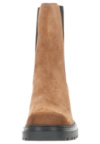 Brune ruskinds ankelstøvle med en glat tekstur, sorte elastiske sidelapper, rund tå og en robust sort sål.