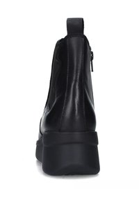 Stivale alla caviglia in pelle nera con una texture liscia, zip laterale e suola in gomma spessa. Caratterizzato da un tab di trazione sul retro per una facile vestibilità.