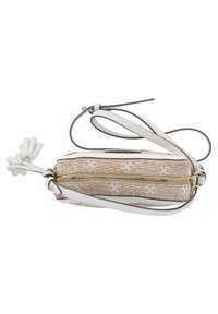 En rektangulär väska i vävt beige material med vita blommönster, gulddragkedja och remmar samt detaljer i vitt läder.