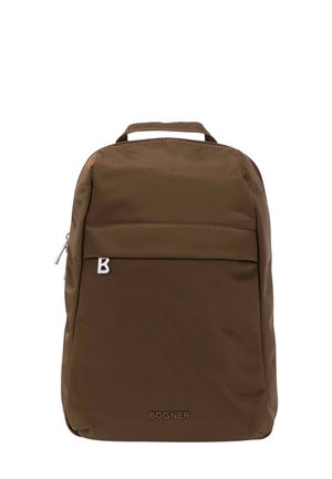 Mochila rectangular marrón con asa superior, bolsillo delantero, cremallera plateada y logo de Bogner en la parte inferior delantera.