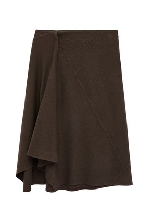 Gonna asimmetrica marrone scuro con design a strati drappeggiati e dettaglio di cucitura diagonale, realizzata in tessuto strutturato.