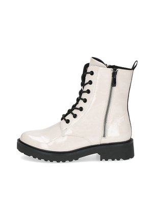Bottines blanches en cuir verni à lacets, avec une semelle en caoutchouc noire et une fermeture éclair sur le côté. Elles possèdent des lacets noirs et une languette à l'arrière.