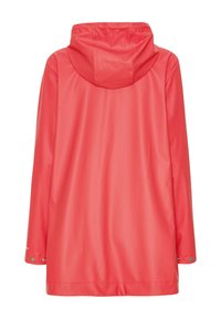 Jasno koralowy płaszcz przeciwdeszczowy z kapturem, wykonany z gładkiego, wodoodpornego materiału. Posiada zatrzaski przy mankietach i luźny, prosty krój.