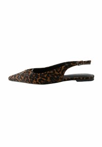 Chaussure slingback en imprimé léopard avec un bout pointu et des accents noirs. Tissu doux et texturé avec un talon bas. Sangle ajustable pour un meilleur maintien.