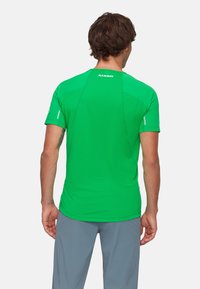 Groen sport T-shirt met korte mouwen, ronde hals en naadloos schouderontwerp. Gemaakt van ademend materiaal voor comfort.