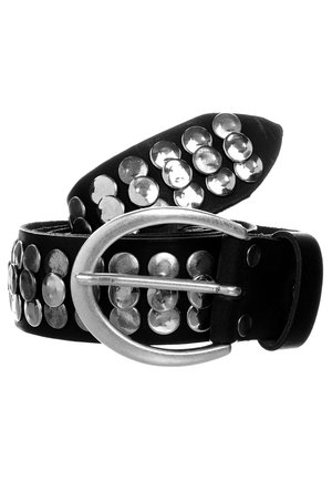 Zwarte leren riem met grote zilveren ronde studs en een ovale zilveren metalen gesp, opgerold op een witte achtergrond.