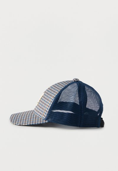 Casquette de baseball à carreaux bleu et beige avec panneaux arrière en maille et sangle réglable, vue de côté sur fond blanc.