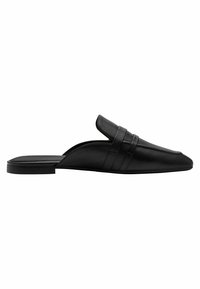 Mocassin noir en cuir sans talon avec un petit talon et une bride décorative sur le dessus, présenté de profil sur fond blanc.