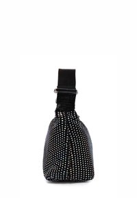 Borsa nera con una superficie texturizzata che presenta un motivo di piccoli punti riflettenti. Include una robusta tracolla nera per il trasporto.