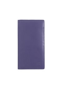 Cartera de piel púrpura con una textura suave. Forma rectangular que presenta un logotipo sutil grabado en la esquina inferior derecha.