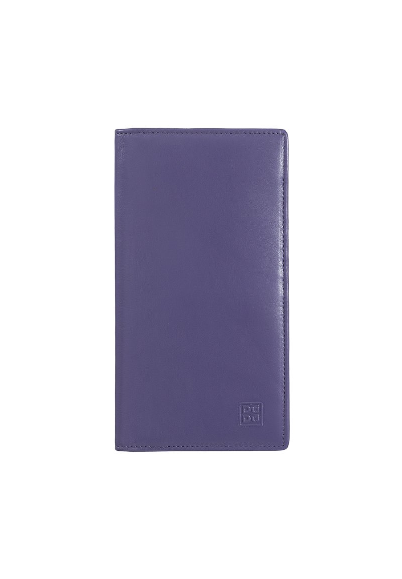 Cartera de piel púrpura con una textura suave. Forma rectangular que presenta un logotipo sutil grabado en la esquina inferior derecha.