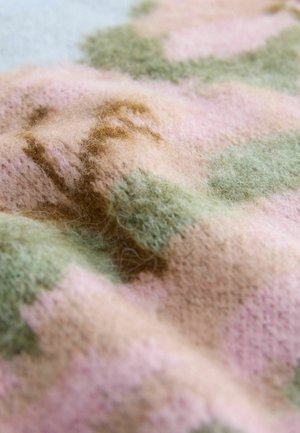 Uldtekstila med en blød tekstur og uregelmæssige pletter i pink, grøn og brun, der viser et hyggeligt og sammenblandet mønster.