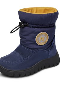 Námořnické zimní boty s voděodolným svrškem, polstrovaným překlápěcím lemem v žluté barvě a texturovanou gumovou podrážkou s hlubokým vzorkem pro lepší trakci.