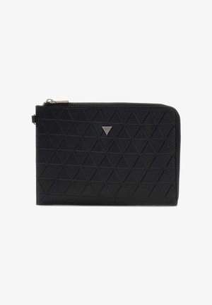 Schwarze Clutch mit Reißverschluss, geprägt mit einem Dreiecksmuster und einem kleinen silbernen Guess-Logo in der Mitte vorne.