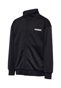 Sort sportjakke med lynlås, tekstureret øvre sektion og hvidt "HUMMEL"-logo på venstre bryst, ribstrikkede manchetter og linning.