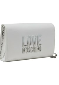 Clutch bag in pelle sintetica bianca con il logo "LOVE MOSCHINO" in rilievo, tracolla in catena color argento, forma rettangolare, texture liscia e design minimale.