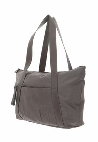 Borsa tote in tessuto grigio con due lunghe tracolle, un compartimento principale con zip e una tasca frontale. Presenta un motivo testurizzato e una cerniera metallica.