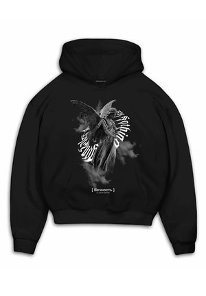 Sudadera negra con capucha que presenta un gráfico de una estatua alada con texto en espiral, confeccionada en material de algodón, con un bolsillo frontal y puños acanalados.