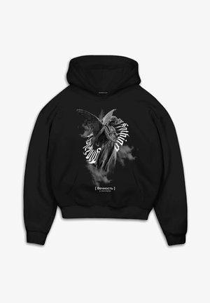 Mustikas muumiaga, kus on kujutatud tiibadega kuju ja keerlev tekst, puuvillane materjal, eesmine tasku ja soonikkoes varrukad.