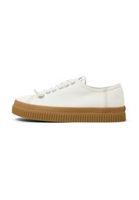 Sneaker bianco in tela con punta rotonda, suola in gomma beige e sei paia di occhielli per lacci. Presenta un piccolo logo rosso vicino al tallone.