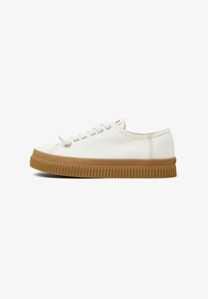 Sneaker bianco in tela con punta rotonda, suola in gomma beige e sei paia di occhielli per lacci. Presenta un piccolo logo rosso vicino al tallone.