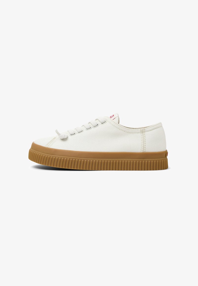 Sneaker bianco in tela con punta rotonda, suola in gomma beige e sei paia di occhielli per lacci. Presenta un piccolo logo rosso vicino al tallone.