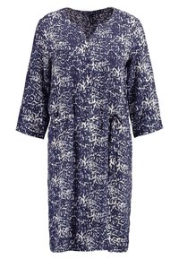 Dunkelblaues und weißes bedrucktes Kleid, V-Ausschnitt, Dreiviertelärmel, tailliert mit einem Bindegürtel, und einem strukturierten, abstrakten Muster.