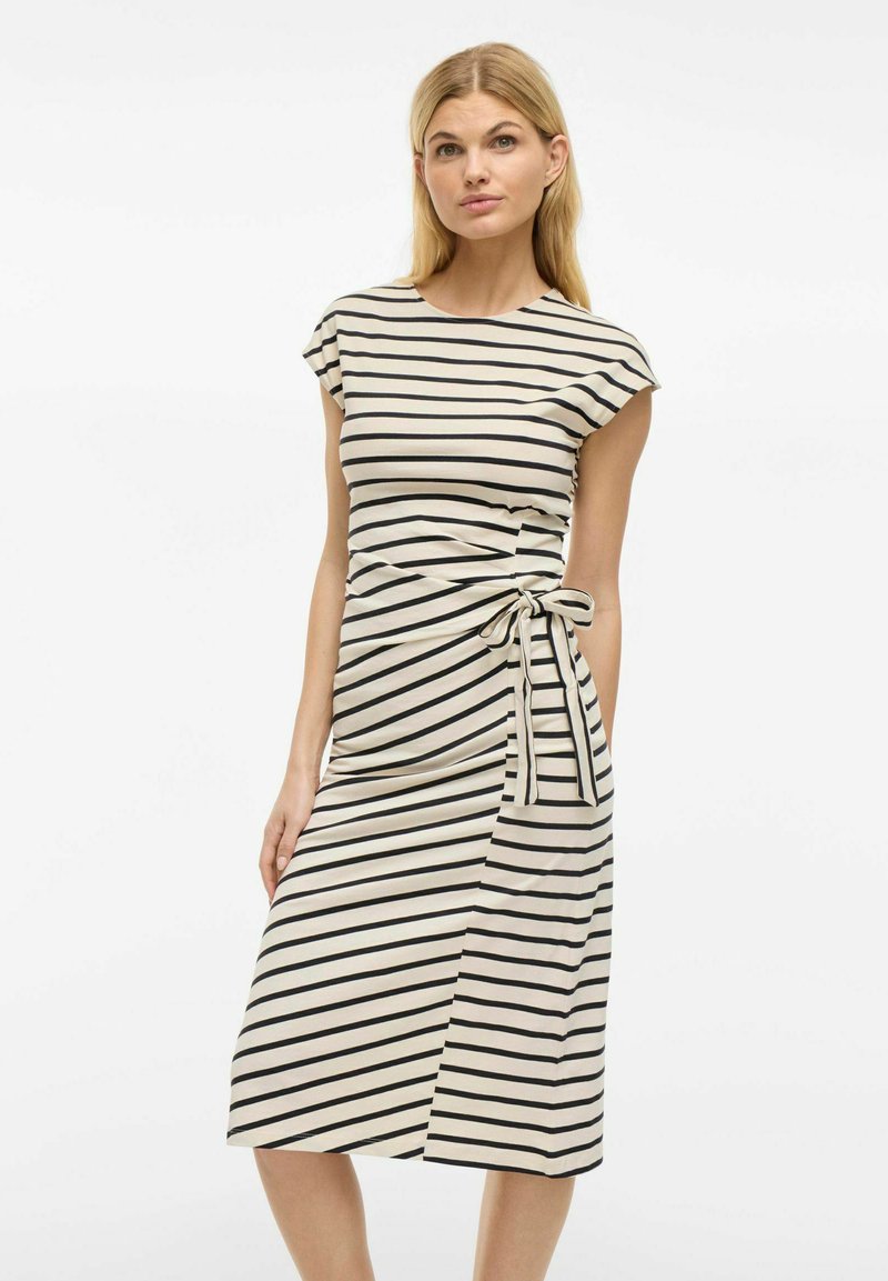 Beżowa midi sukienka w czarne poziome paski, z okrągłym dekoltem, rękawami typu cap oraz bocznym wiązaniem w talii.