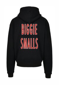 Zwarte hoodie met grote rode grafische tekst op de achterkant met de tekst "BIGGIE SMALLS." Beschikt over een capuchon met trekkoord en geribbelde manchetten.