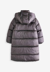 Căciulă puf în gri închis, cu glugă, model cu quilt horizontal și mâneci lungi. Material neted, strălucitor, cu o textură moale.