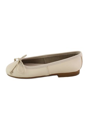 Bailarina beige para mujer con punta redondeada, lazo retorcido de cuerda, borde suave y suela baja marrón, vista de perfil lateral.