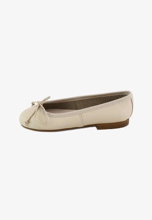 Bailarina beige para mujer con punta redondeada, lazo retorcido de cuerda, borde suave y suela baja marrón, vista de perfil lateral.