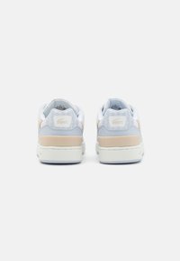 Bílé a béžové tenisky s hladkým koženým svrškem a suknovými akcenty, s nízkým střihem a texturovaným logem na patě.