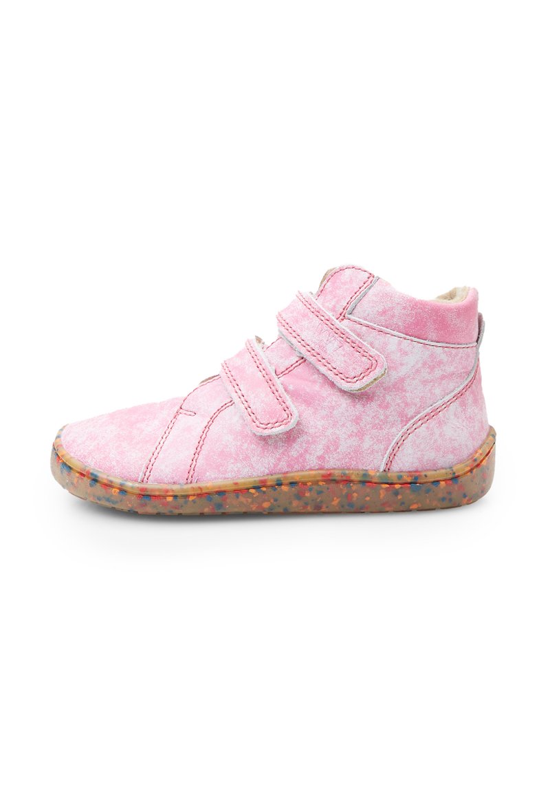 Różowe buty typu high-top o teksturowanym wykończeniu, z dwoma rzepami i kolorową, nakrapianą podeszwą.