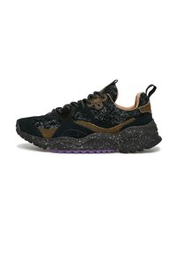 Scarpa sportiva nera e marrone con tomaia in tessuto texture, suola nera maculata, battistrada viola, linguette di trazione e allacciatura a sei occhielli.
