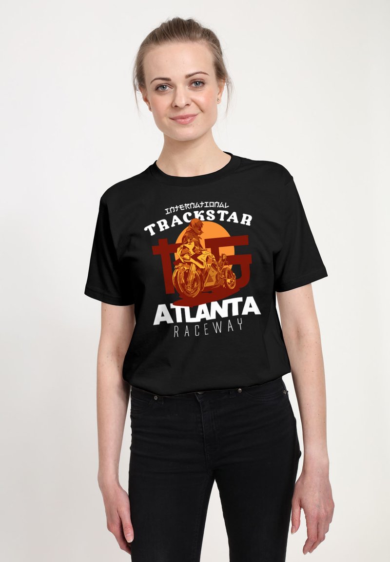 Svart bomullströja med djärv vit och orange grafisk text: "International Trackstar Atlanta Raceway," tillsammans med en motorcykelillustration.