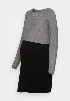 Sukienka ciążowa z szarym górnym połowem oraz czarnym dołem, wykonana z miękkiego dzianinowego materiału, z długimi rękawami i okrągłym dekoltem.