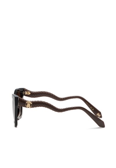 Lunettes de soleil noires avec des branches tressées brun foncé ornées de logos décoratifs dorés et des branches incurvées sur fond blanc.
