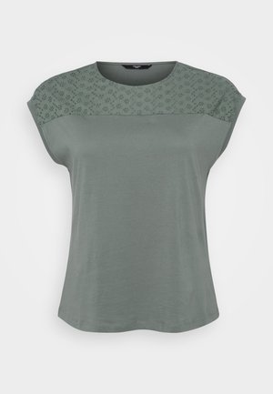 Korte mouwen dames top in zacht, gedempt groen stof met een kanten patroonoverlay op de schouders en een ontspannen pasvorm.