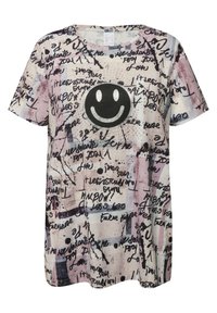 T-shirt à manches courtes en tissu rose pâle et blanc, ornée de motifs en écriture noire et d'un graphique central représentant un visage souriant noir. Coupe décontractée.