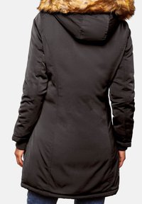 Abrigo parka negro con capucha de piel sintética, mangas largas y un corte ajustado. Presenta una textura suave y puños ajustables.