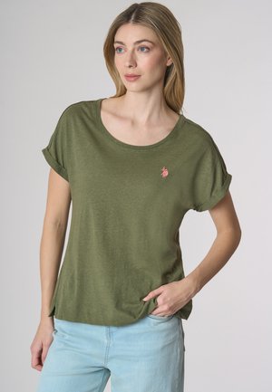 T-shirt verde oliva a maniche corte, collo rotondo, texture morbida, con un piccolo logo rosa sul petto e spacchi laterali all'orlo.