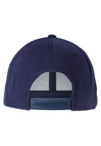 Marineblå stofflue med en strukturert design, justerbar plastrem bak, og meshfôr for ventilasjon.