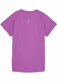 Fioletowa sportowa koszulka z krótkim rękawem wykonana z teksturowanego materiału. Posiada mały odblaskowy wzór na górnej części pleców. Proste wykończenie na dole.