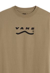 Beige T-shirt med rund hals og sort "VANS" logo med en buet streg under teksten centreret på brystet.