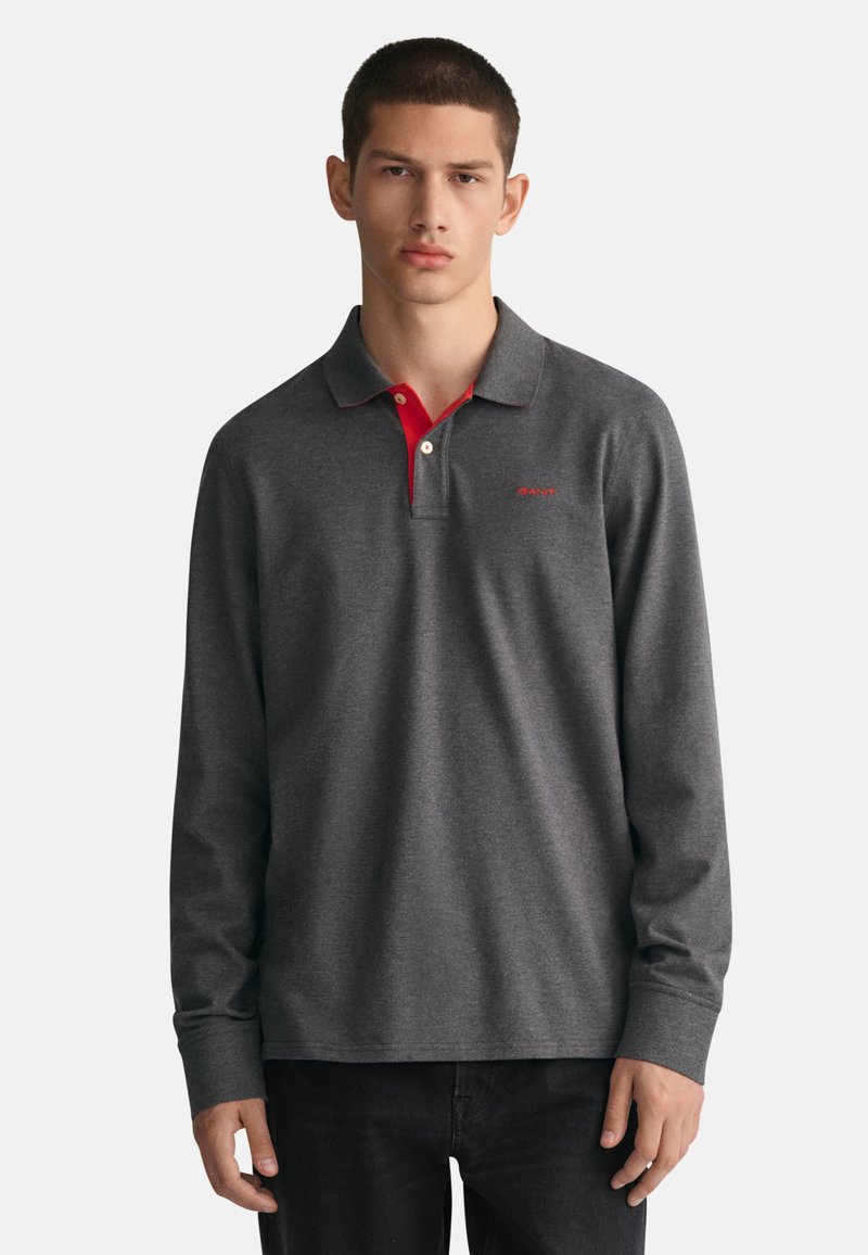 Dunkelgraues Langarm-Polohemd mit rotem Kragen und Nähten; verfügt über ein kleines Logo auf der Brust und einen klassischen Schnitt.